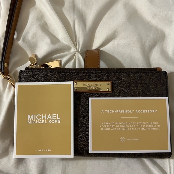 MICHAEL MICHAEL KORS
Adele Logo Smartphone Wallet Wristlet Brown NWT - Picture 5 of 8
